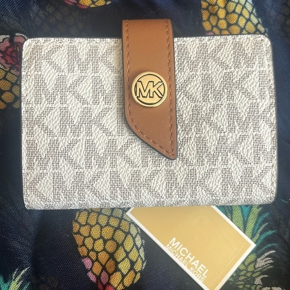Brand New Michael Kors Vanilla Acorn Small Tab Card Case Holder Snap Close - Picture 15 of 15